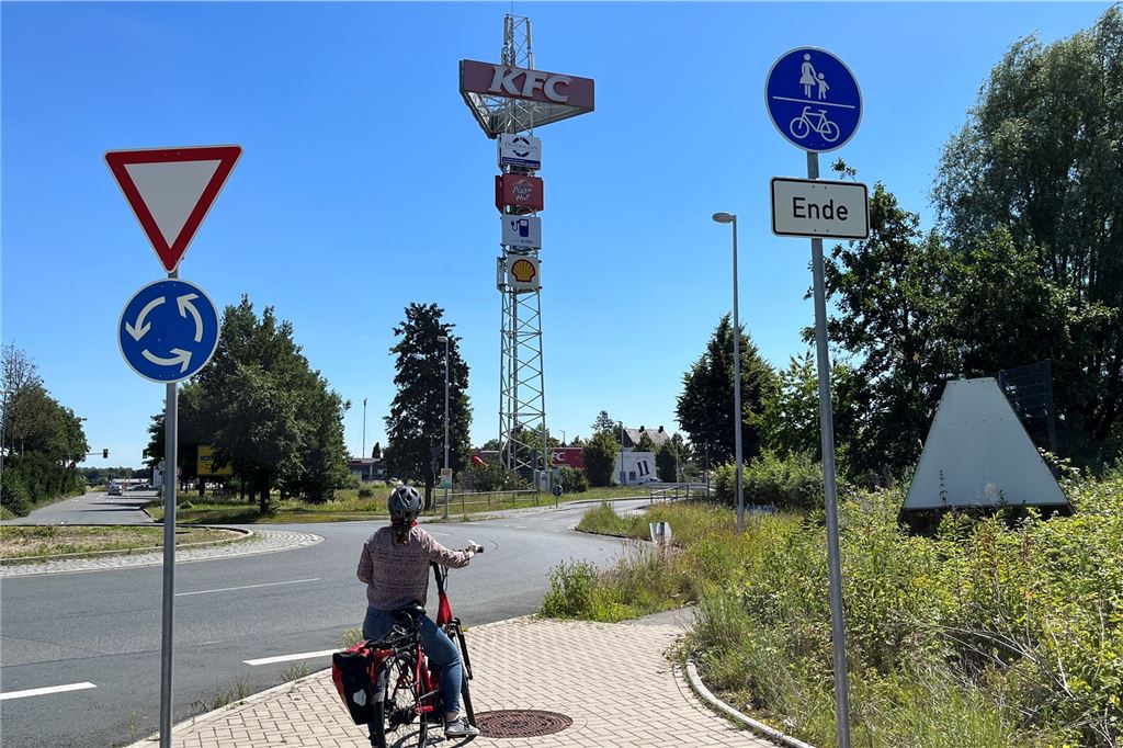 Verkorkster Kreisel bei Ikea: Mehr Durcheinander für Radler geht nicht Dem Kreisverkehr bei Ikea fehlt ein durchgehend ausgebauter Radweg.