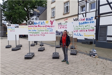 Demonstrationsschilder als Kunst: Die Konzeptkünstlerin Frenzy Höhne sorgte damit bei „Kunstort Unna“ vor der Stadtkirche für Aufsehen. Ihre Ausstellung beim Kunstverein läuft noch.