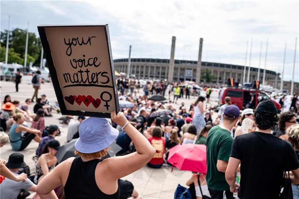 Demonstrierende vor dem Berliner Olympiastadion.