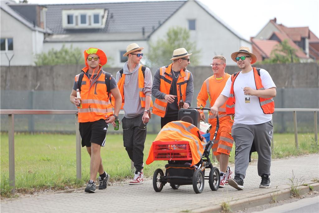Feiertage NRW 2023: Der Überblick für Ihren Kalender Eine Gruppe Männer ist an Christi Himmelfahrt (Vatertag) auf einem Ausflug unterwegs.