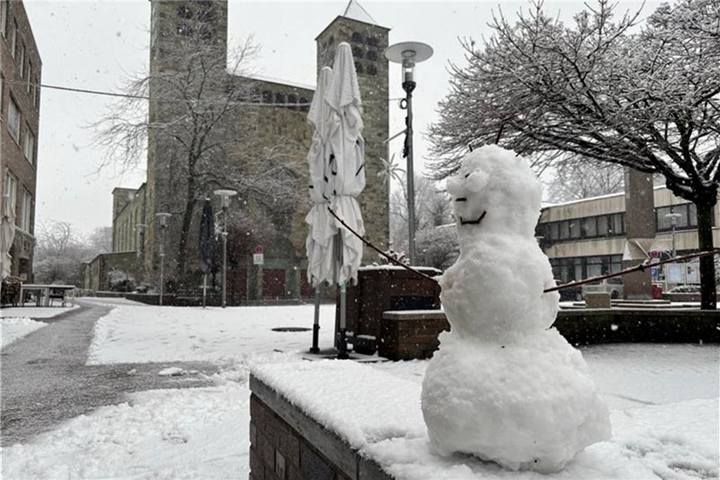 Schneefront in Unna: So verlief der schneereiche Tag in der Kreisstadt Ein Schneemann vor der Kirche St. Katharina in Unna.