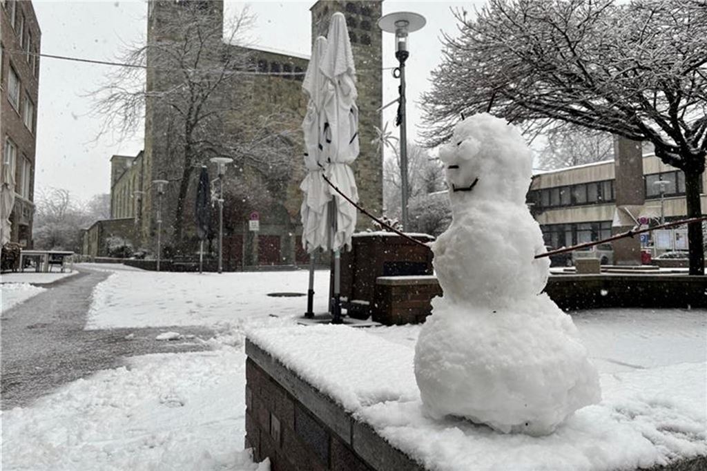 Den ersten Schneemann hat unser Reporter Stefan Schier vor der Kirche St. Katharina in Unna entdeckt.
