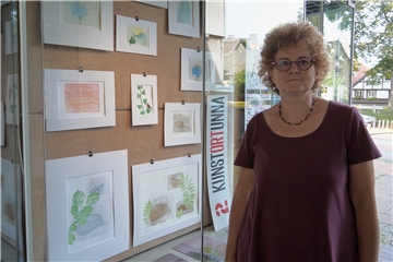 Den ganzen September sind die Grafiken von Anne-Katrin Budde in der Wilhelm-Sternfeld-Gasse und in den Fenstern am Martin-Luther-Haus zu sehen.