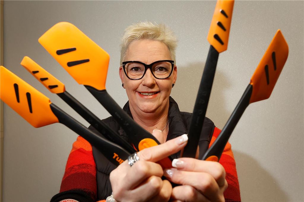 Nach Tupperware-Aus: Beraterin Iris Halfpap war „mit Herzblut“ dabei Iris Halfpap hält mehrere Teigschaber in die Kamera.