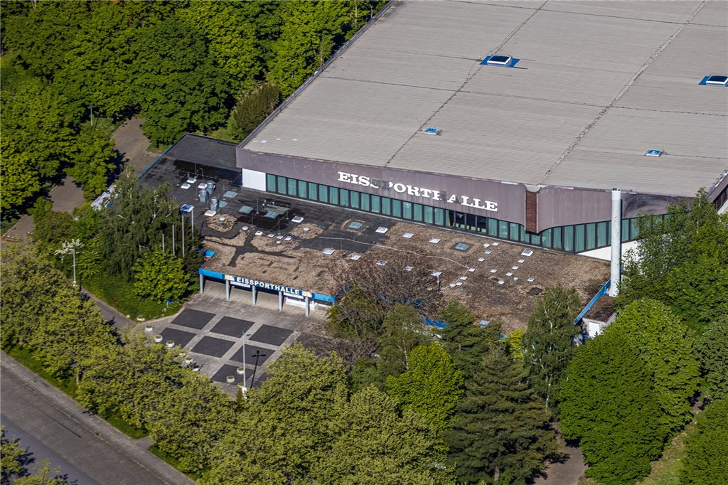 Provisorium während der Eishallen-Sanierung: KJEC schlägt Traglufthalle vor Den Parkplatz der Eishalle Unna hat der KJEC als möglichen Standort für eine Traglufthalle ins Auge gefasst - als Übergangslösung für den Eissport, bis die Eishalle fertig saniert ist.