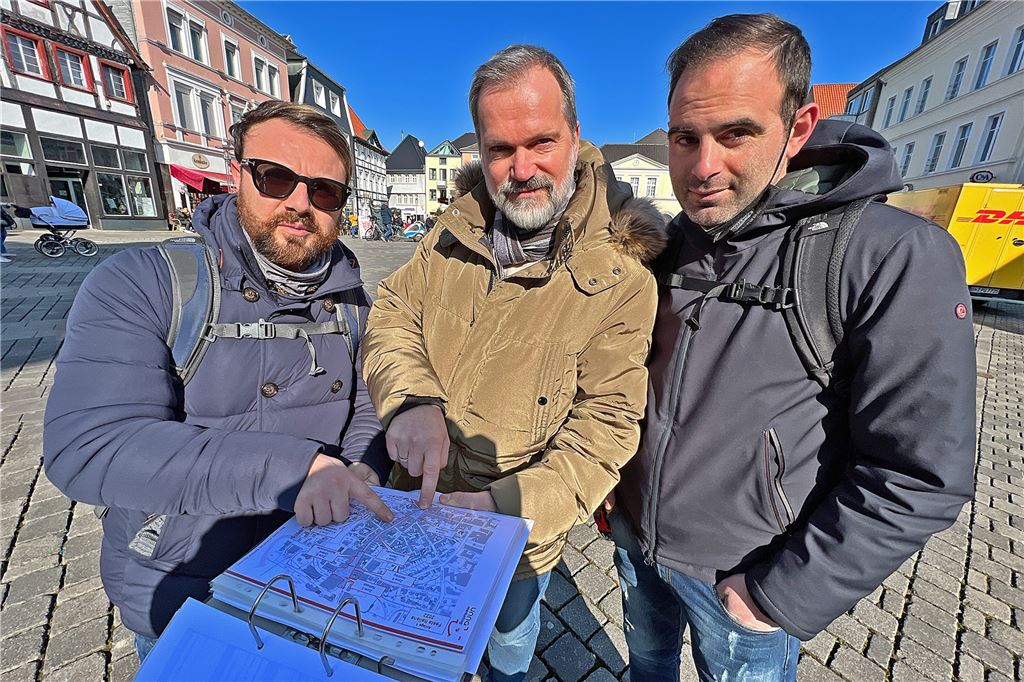 Un(n)a Festa Italiana 2022: Künstler aus Italien nimmt schon mal Maß Den Plan haben die Planer natürlich immer zur Hand. Unerlässlich bei den Vorbereitungen für die Festa Italiana, auf dem Bild Horst Bresan (m.) flankiert von den Künstlern und Designern aus Italien Domenico Paulicelli (l.) und Claudio Pastore.