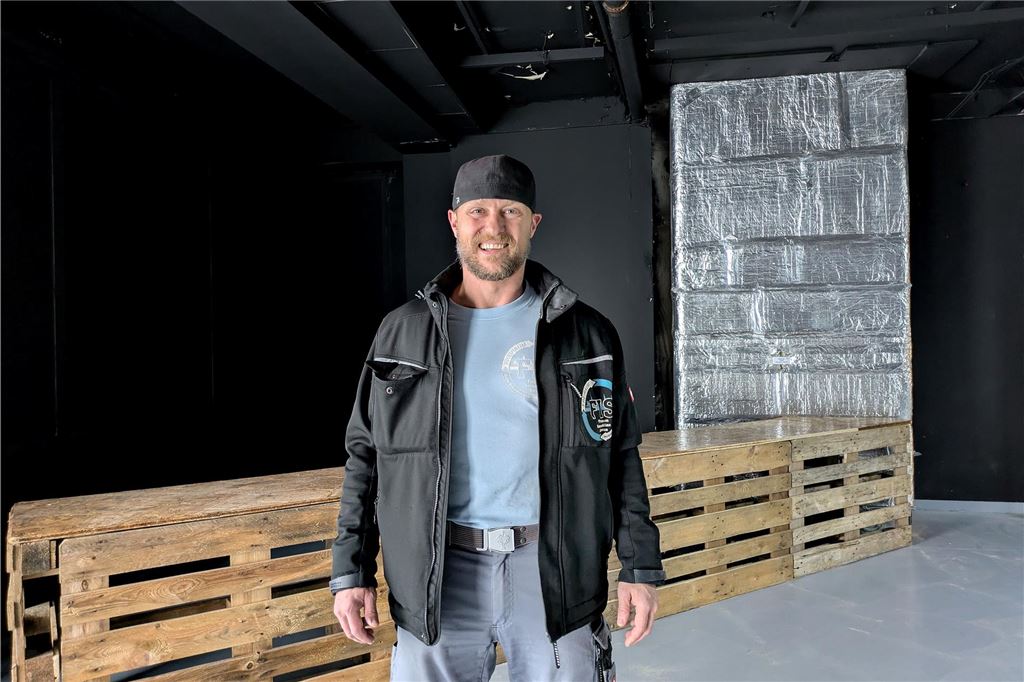 Schwertes neue Event-Location: „The Stage“ wird mit Party eröffnet Sascha Schubert steht in der Eventhalle "The Stage" in Schwerte vor einer Theke aus Holzpaletten.