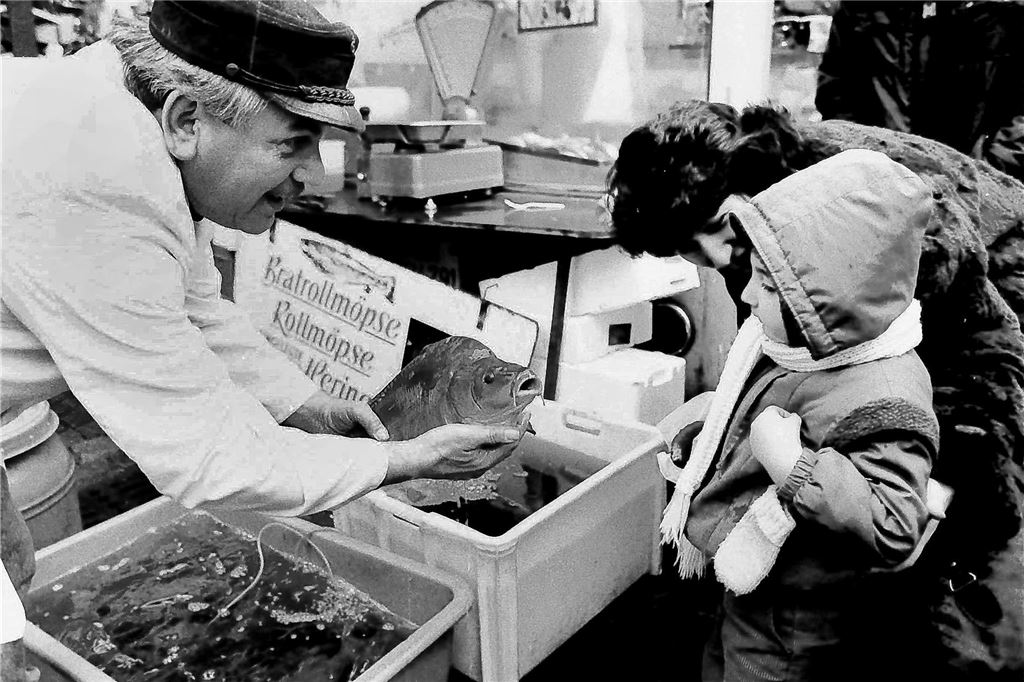 Lebendige Weihnachtskarpfen werden 1986 auf dem Wochenmarkt in Schwerte verkauft. 