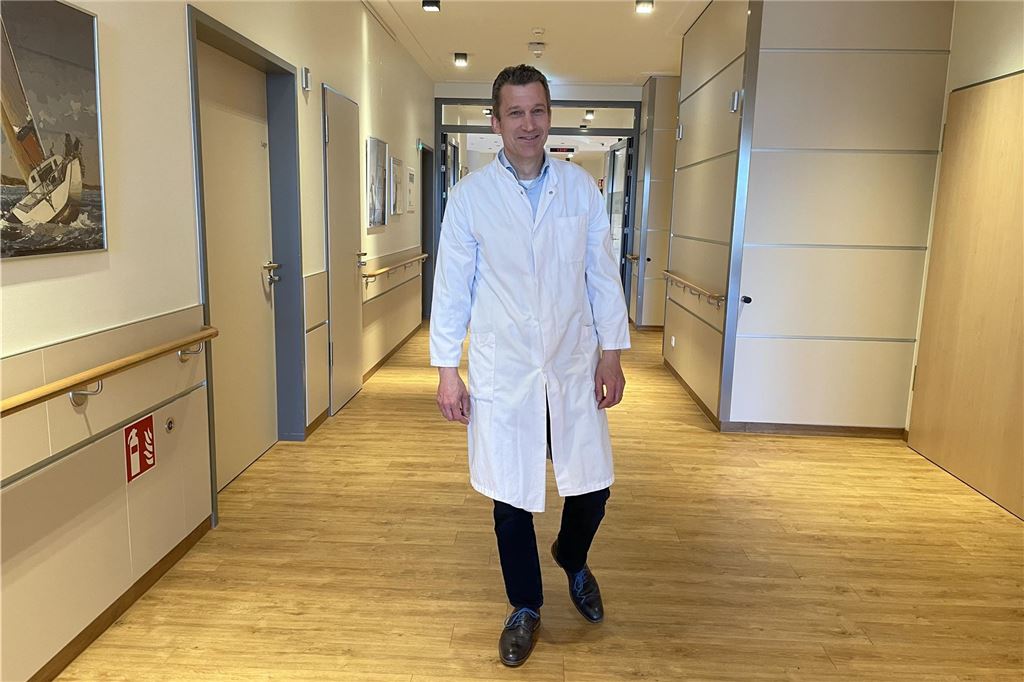 Neuer Chefarzt in Kirchlinde ist Top-Mediziner auf Focus-Bestenliste Professor Dr. Seitz geht über den Flur der Deluxe-Station im Katholischen Krankenhaus Dortmund-West.