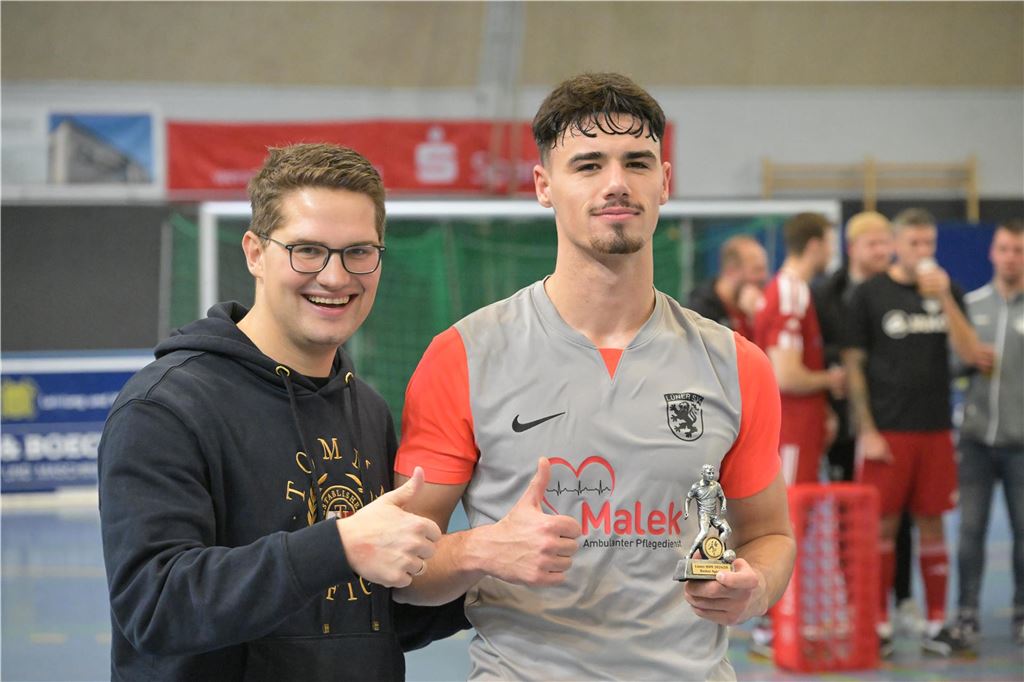 Denis Czarnecki ist bester Spieler der Lüner Hallenstadtmeisterschaft Christian Klicki (l.) jubelt mit Denis Czarnecki.
