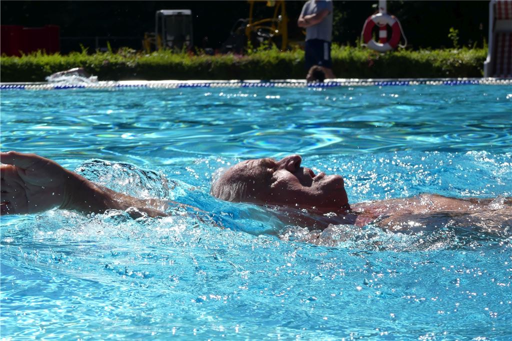 Freibad-Check: Das Elsebad in Schwerte „gehört“ den Besuchern Der 82-jährige Günter Laurenzis zieht gern im Elsebad seine Bahnen - vor allem morgens, wenn es nicht so voll ist.