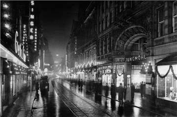 Der abendliche Westenhellweg in den 1920er-Jahren mit Krüger-Passage und ihrer Jung-Mühle und den Corso-Betrieben