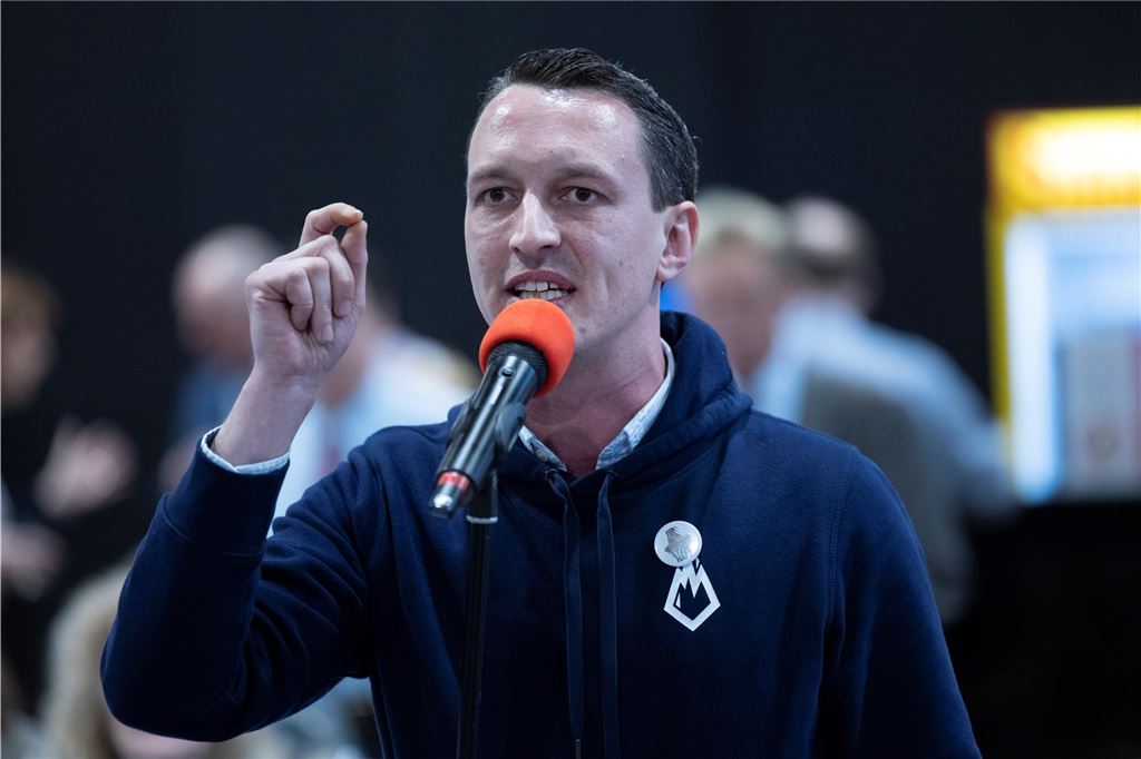 Kubitscheks Schüler: Wie Matthias Helferich zum „freundlichen Gesicht des NS“ wurde Der Abgeordnete Matthias Helferich während des Landesparteitags der AfD NRW im Juni 2024: Über dem Hemd trug er ein Kapuzenpullover mit dem Logo der Jungen Alternative. Der NRW-Verfassungsschutz hatte die Jugendorganisation der AfD in NRW ein halbes Jahr zuvor als rechtsextremen Verdachtsfall eingestuft.