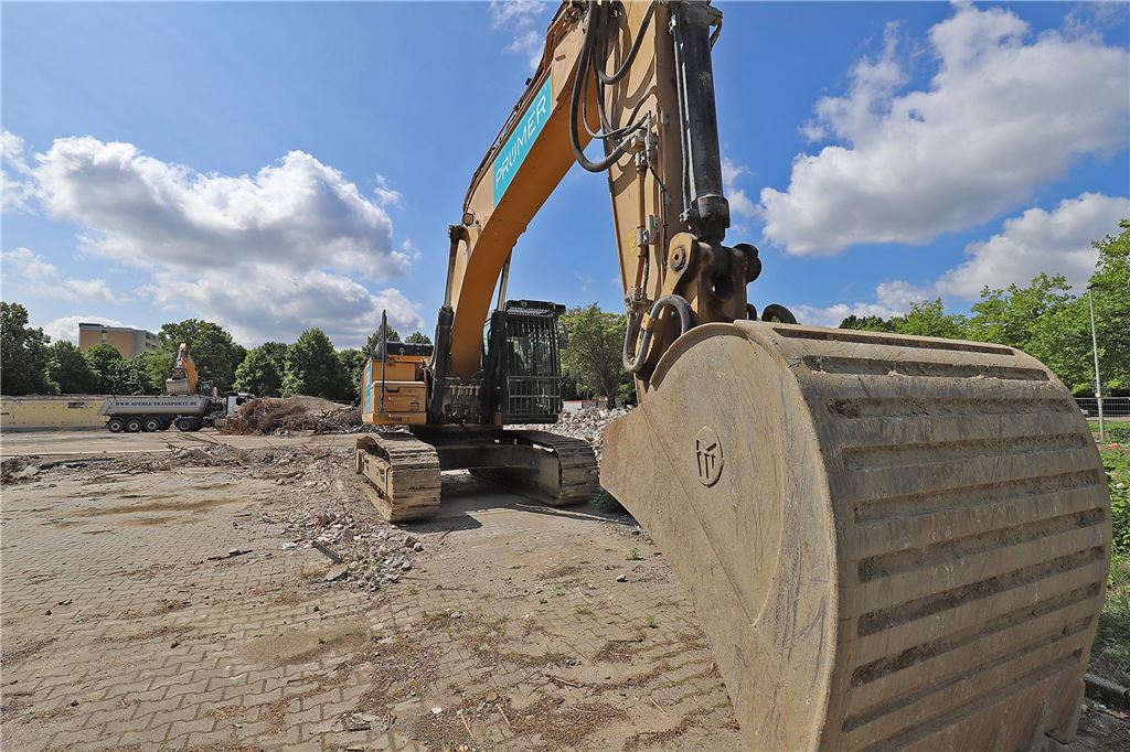 Politik zögert mit Planung für Eishallenfläche Der Abriss der Eishalle wurde vor Wochen abgeschlossen. Die Stadt ließ die Fläche einebnen und will sie zunächst begrünen lassen.