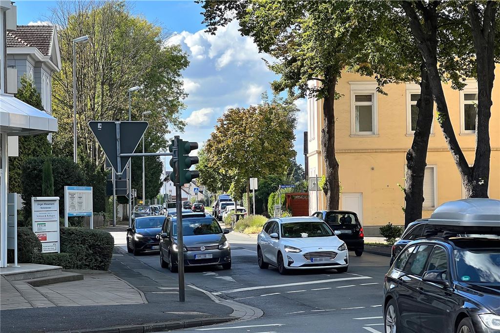 „Viele Fragen“: Kritik an Konzept für Ost-West-Fahrradachse Autos befahren den Afferder Weg in Unna.