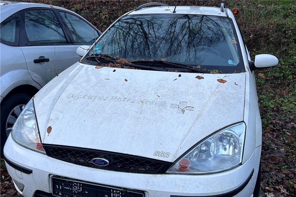 DRK jubelt: Spenden ermöglichen neuen Kommandowagen Ein ausgemusterter, weißer DRK-Kommandowagen steht ohne Signalleuchte und Markierungen auf einem Abstellplatz.