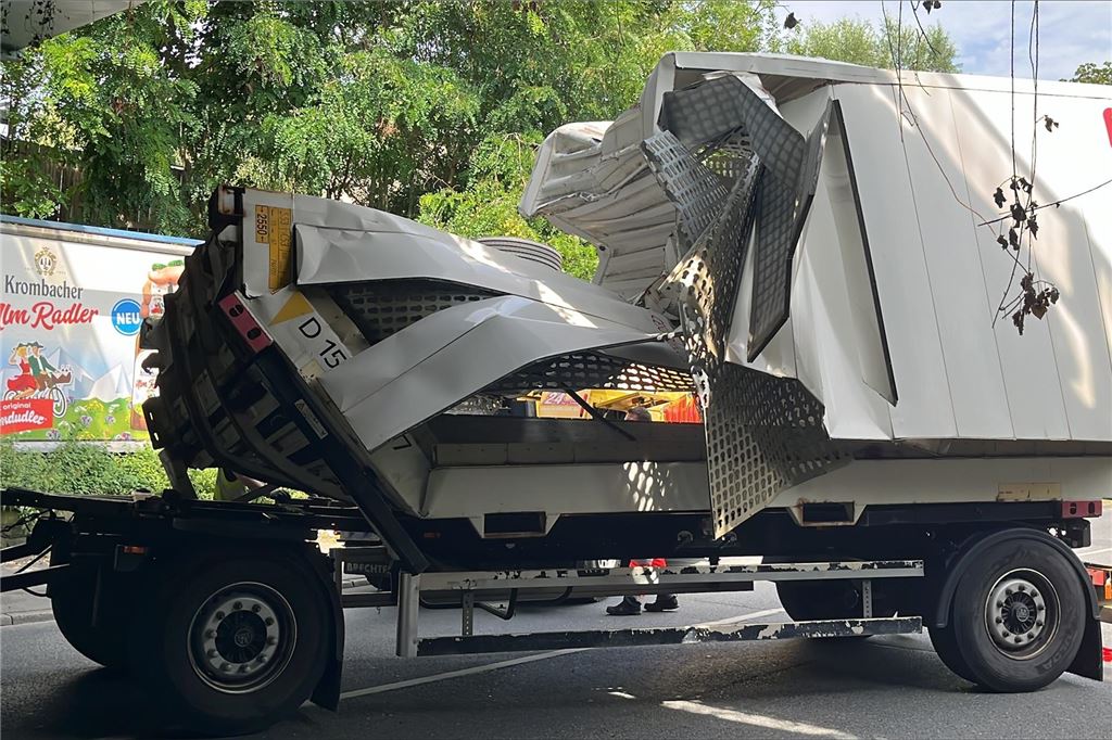 Lkw fuhr sich in Tunnel fest: Zugausfälle und Vollsperrung der Kantstraße Ein Lkw hat an der Bahnunterführung Richtung Kreishaus-Kreisel in Unna einen Stahlträger der Brücke beschädigt.