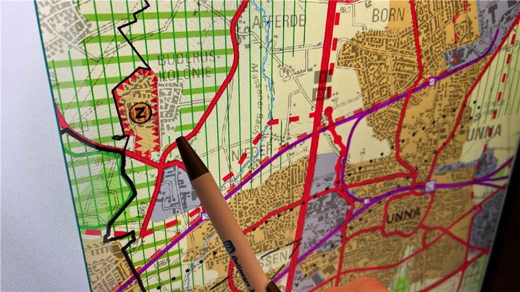 Politiker fordern Wohnraumplanung mit mehr Druck in Massen-Nord Die Spitze eines Stifts zeigt auf einem Landkartenausschnitt auf Massen-Nord in Unna
