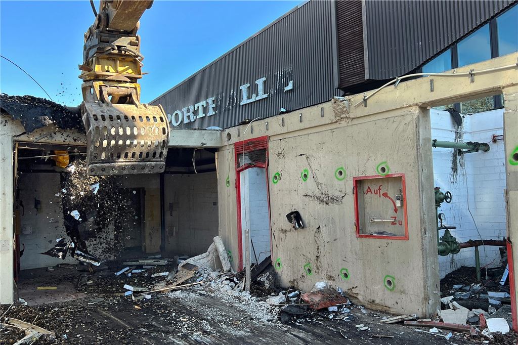Beim Abriss der Eissporthalle geht es in die Vollen Der Bagger arbeitet sich nach und nach durch das Gebäude.