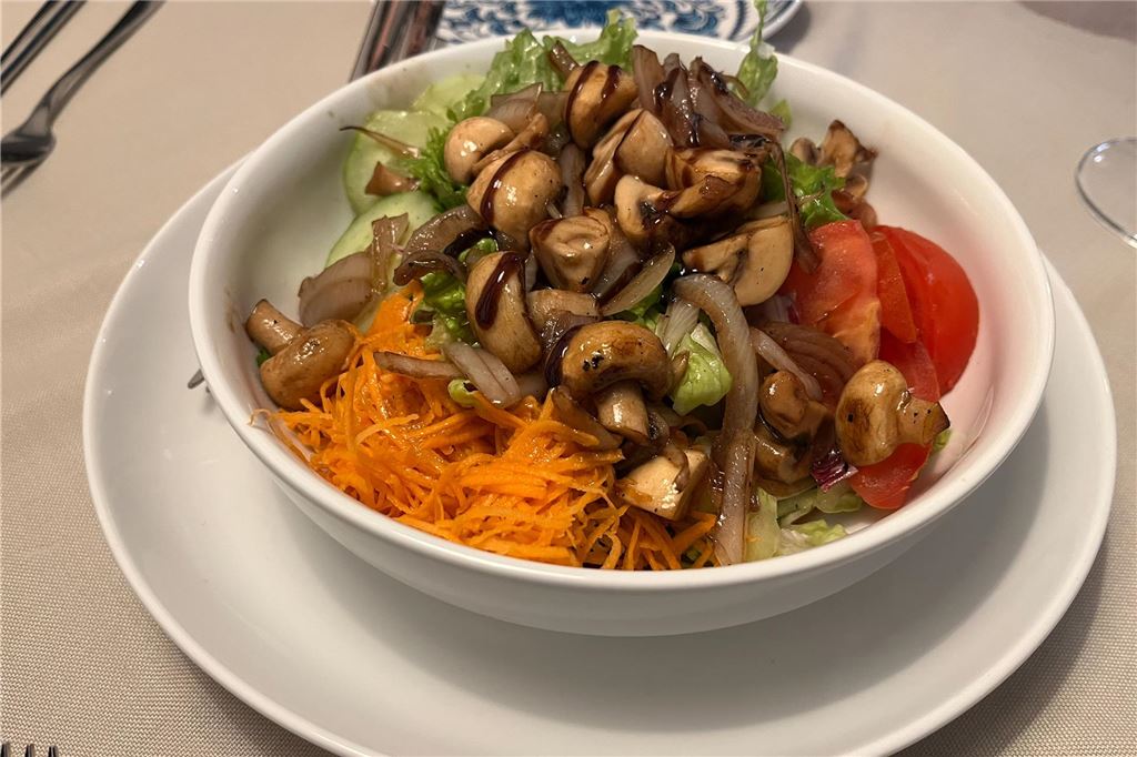 Wenig zu meckern beim Restaurant-Test von Billy Reinas Bistro „SiSi“ Ein Teller mit Salat steht auf einem Tisch des Bistros SiSi in Unna.