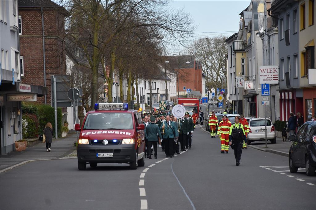 Der beeindruckende Umzug, abgesichert von der Feuerwehr.