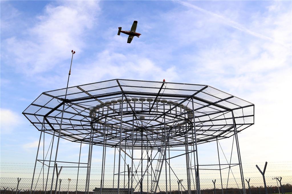 Suche nach Windkraftflächen scheint an Unna vorbeizugehen Am Ostende des Dortmunder Flughafens steht ein so genanntes Drehfunkfeuer, das Flugzeugbesatzungen die Ortung im Anflug ermöglicht.
