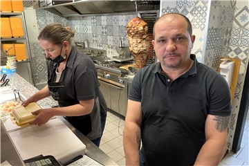 Der Betreiber vom Gyros-Grill Vaios Grivas hat mit den gestiegenen Preisen für seine Produkte zu kämpfen, die zuletzt vor allem durch den Krieg in der Ukraine explodiert sind.