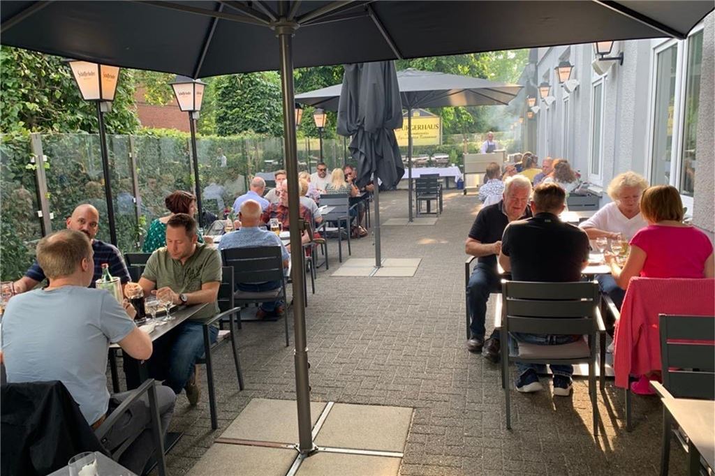 Im Bürgerhaus Heeren tut sich etwas: Beliebter Grillabend kommt zurück Biergarten am Bürgerhaus Heeren. Viele Menschen sitzen dort und essen.