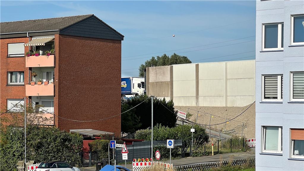 A1: Rettungsrampe an der Königsborner Straße hält Unnaerin nachts wach Aus dem Fenster von Eva Ilendo ist das "Loch" deutlich erkennbar. Ein großer blauer LKW fährt über die Autobahn und ist zu sehen.