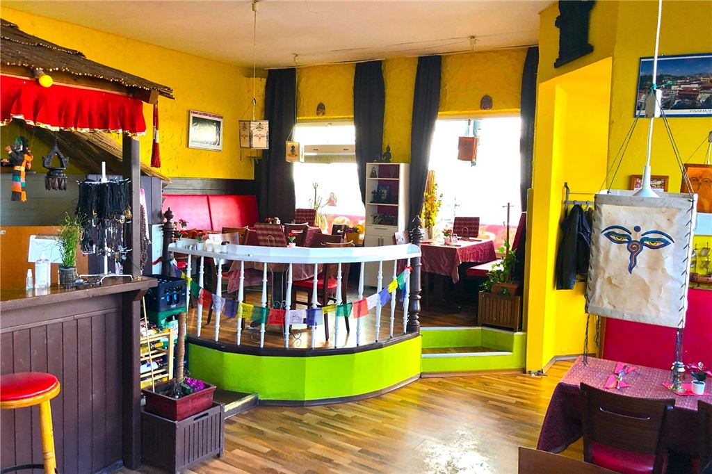 Dortmunds einziger Nepalese bietet Himalaya-Streetfood Der Blick in den Gastroraum lässt neben den Gebetsfahnen und handgefertigeten Lampen noch viele weitere Kunst und Kultur entdecken.