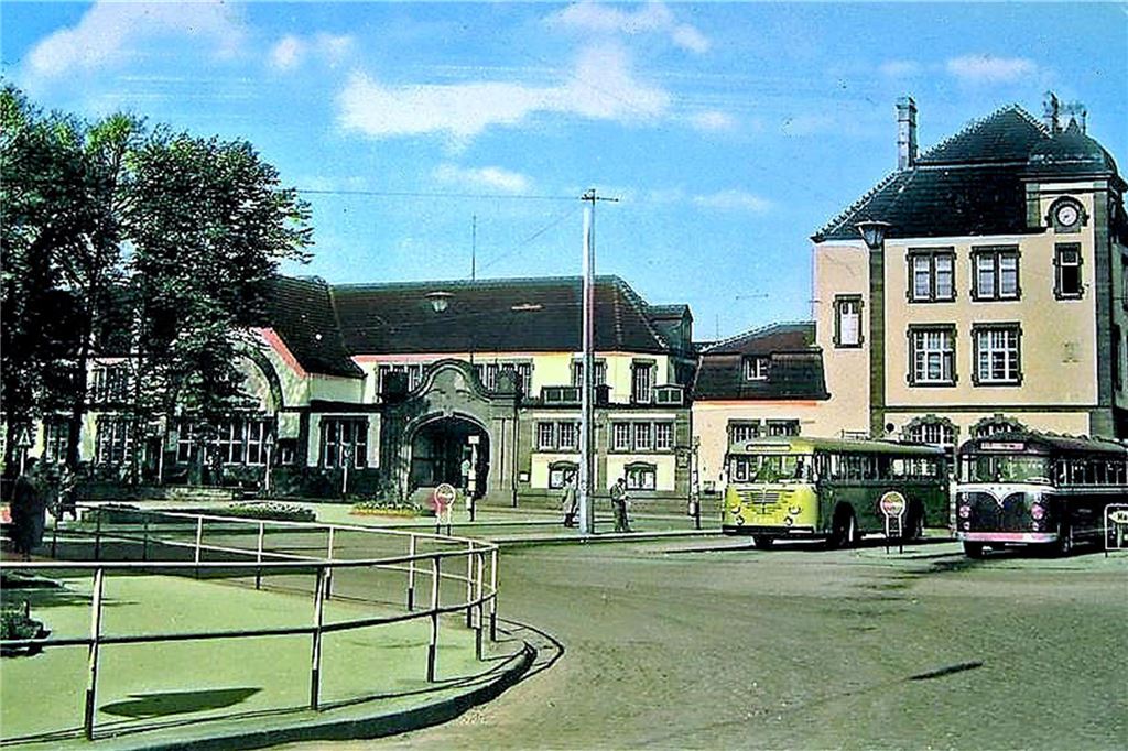 Bahnhof wird 120 Jahre alt: Noble Säle und umkippende Telegrafenmasten Ein Bahnhofsvorplatz mit wartenden Omnibussen in den 1960er-Jahren.