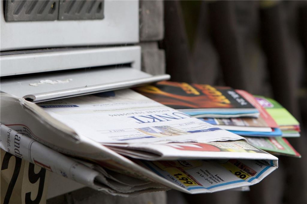 Gisela Menzel wartet auf ihre Post: Jeder sieht sich unschuldig Der Briefkasten von Frau Menzel sollte eigentlich prall gefüllt sein (Symbolbild).