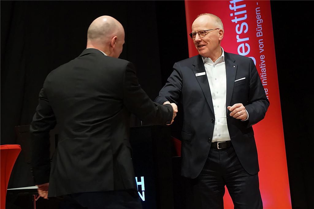 Jürgen Schneider von der Sparkasse UnnaKamen gratuliert Marc Plassmann vom BSV Fröndenberg zum ersten Preis in der Kategorie Kultur 