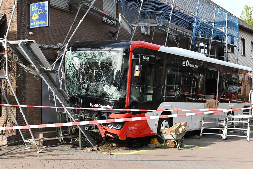Linienbus fährt durch Eiscafé-Außenbereich in Reken Der Bus überfuhr auch mehrere Schilder, bevor er zum Stehen kam.