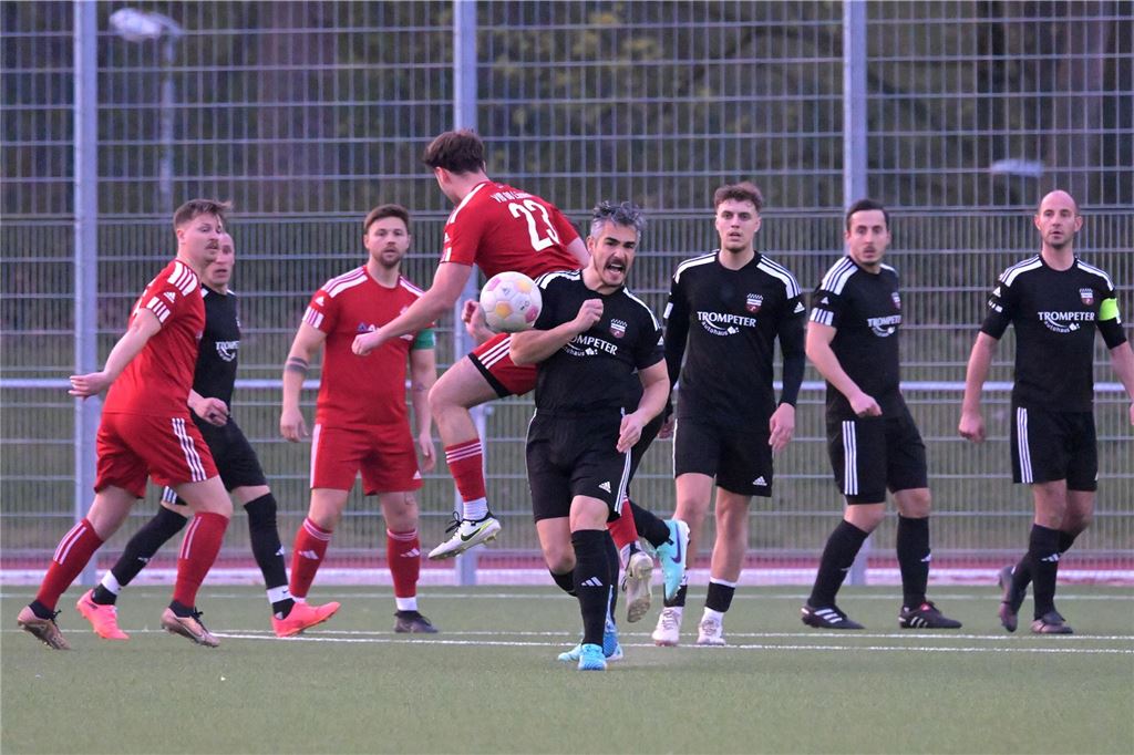 Dezimierter BV Brambauer feiert Derby-Sieg gegen VfB Lünen Spieler schauen auf einen Ball.