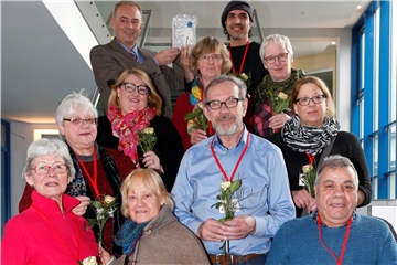 Der Caritas-Verband auf der Ehrenamtsbörse: Unnas ehemaliger Bürgermeister Werner hält auf diesem Archivfoto den Ehr-Win in den Händen.