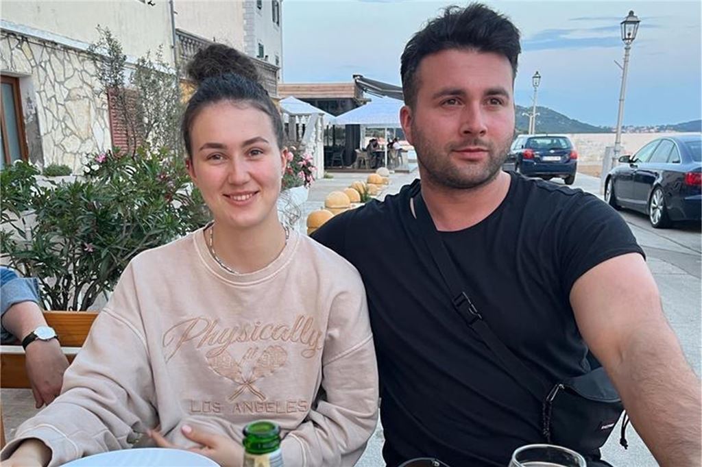 Feuerwehrmann Philipp Fischer rettet Mann aus brennendem Haus Der Castrop-Rauxeler Feuerwehrmann Philipp Fischer (32) zusammen mit seiner 18 Jahre alten Schwester Elena, die er eigentlich nur zur Schule bringen wollte.