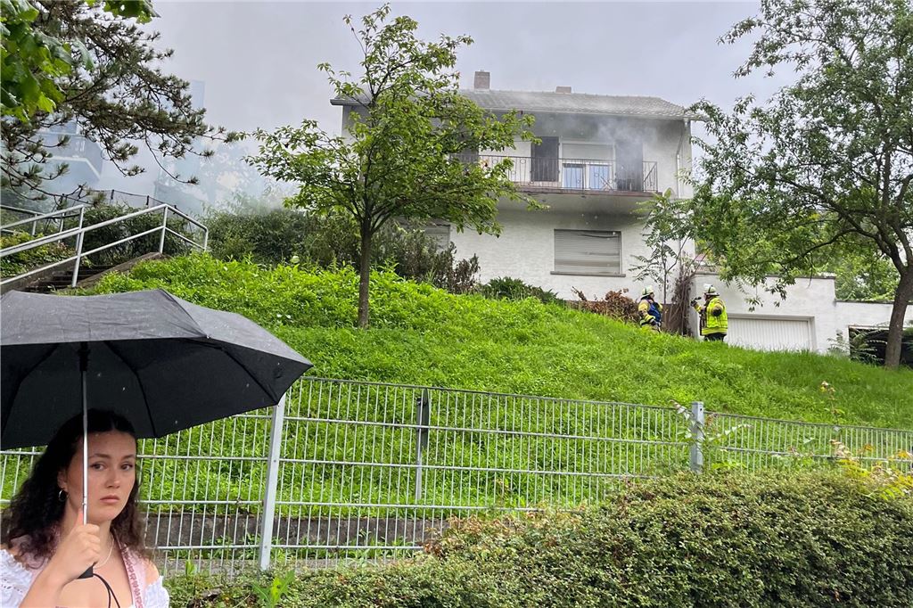 Feuerwehrmann Philipp Fischer rettet Mann aus brennendem Haus Philipp Fischers Schwester Elena steht vor dem noch rauchenden Haus.