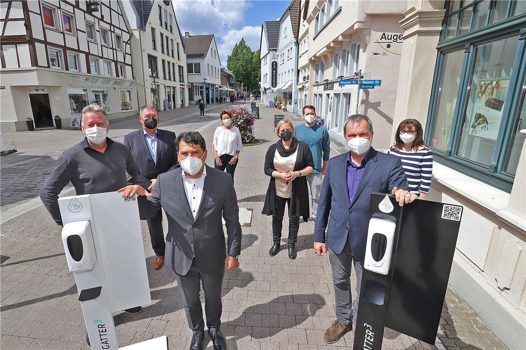 Unnas Geschäfte erhalten Desinfektions-Ständer von Holzwickeder Firma Der Citywerbering Unna hat sich gefreut, die Desinfektionsmittel-Ständer an Geschäfte und Cafés in Unna zu übergeben.