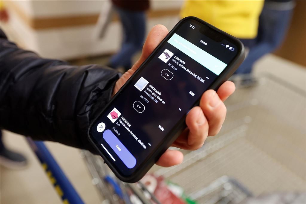 Shopping-Test mit neuer App bei Ikea: An Warteschlange vorbei gezischt Der digitale Kassenzettel – ruckzuck erfasst der Scanner auf dem Handy die Artikel, die eingescannt werden. Ist der Einkaufswagen voll, wird auf Knopfdruck alles zusammengezählt – unten mit dem blauen Kassensymbol.