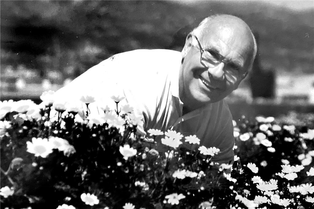 Vor 60 Jahren erhielt Schwerte das erste Gartencenter: Augsburg feiert Diplomgärtner Hans Augsburg steht in einem Blumenfeld und lächelt in die Kamera.