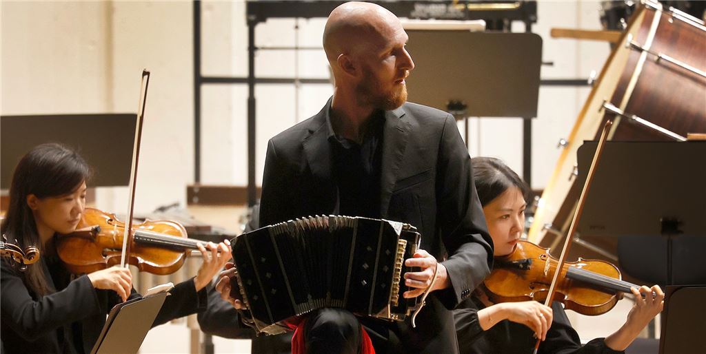 Heftige Rhythmus-Explosionen: Rasmus Baumann beim Start der Sinfonie-Saison Der Dirigent der Neuen Philharmonie Westfalen, Rasmus Baumann, hatte einen Gast verpflichtet: Christian Gerber kam und spielte auf dem Bandoneon.
