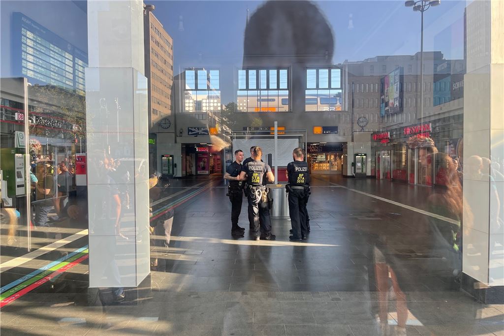 Re-Live: Dortmunder Hauptbahnhof wieder frei - verdächtiger Gegenstand war harmlos Der Dortmunder Hauptbahnhof ist von der Bundespolizei abgesperrt worden. Entschärfungsspezialisten sollen einen verdächtigen Gegenstand untersuchen.