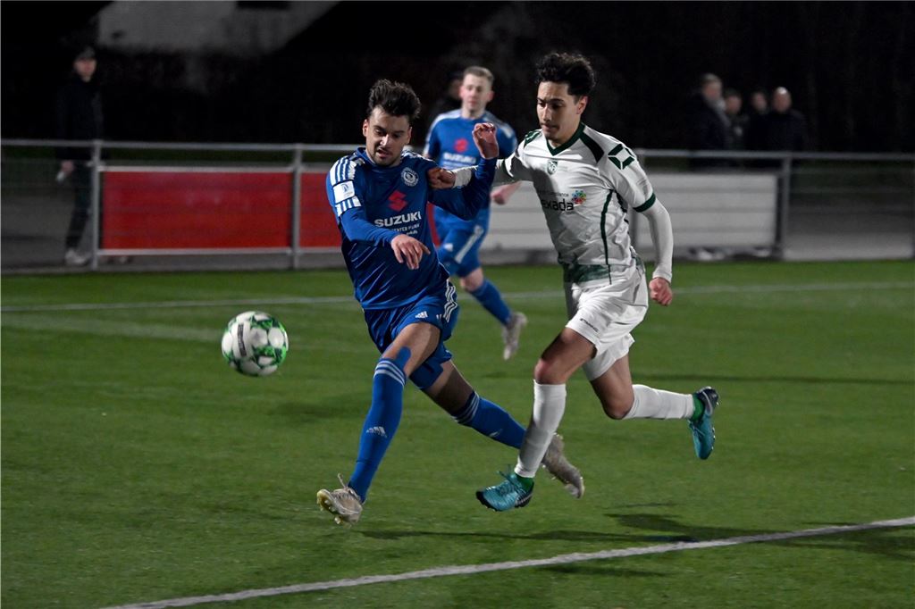BSV Schüren holt Hozwickede-Angreifer zurück: Dieser ist sofort spielberechtigt Zwei Fußballspieler in einem Zweikampf.