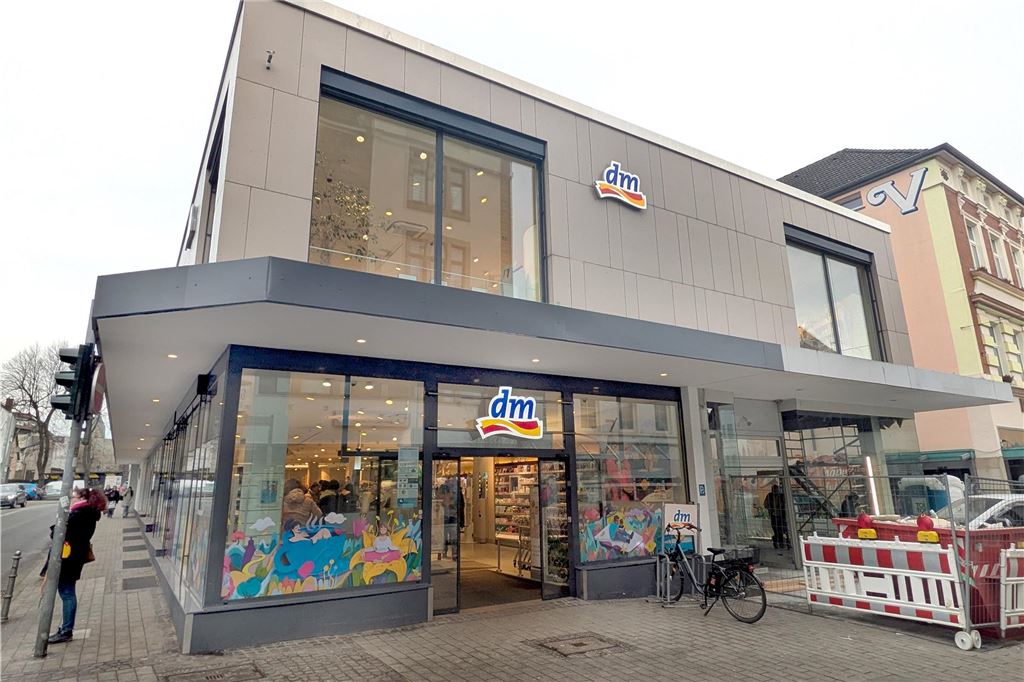 Drogeriemarkt dm erweitert und modernisiert: Sieben Wochen geschlossen Ein Drogeriemarkt in einer Fußgängerzone.
