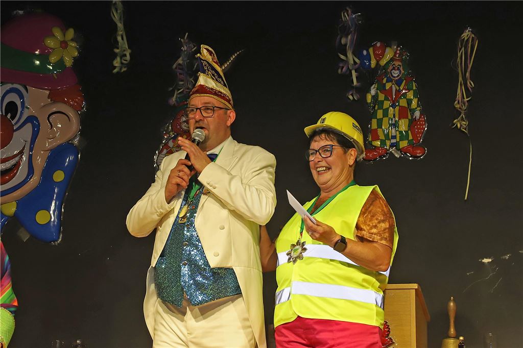 Ein Mann und eine Frau in Kostümen stehen auf der Bühne.