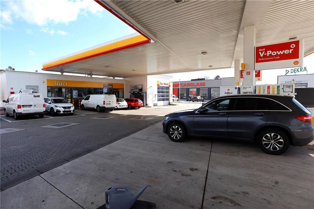 Täter kommen mit Porsche: Mit Gullydeckel in Tankstellen eingebrochen Der Einbruch ereignete sich an der zentral gelegenen Shell-Tankstelle im Kamen-Karree am Kamener Kreuz.