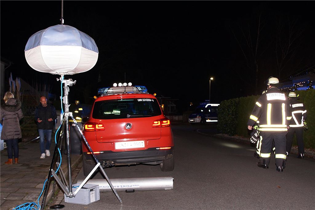 Eine helle Lampe steht auf dem Hortensienweg in Unna-Königsborn.