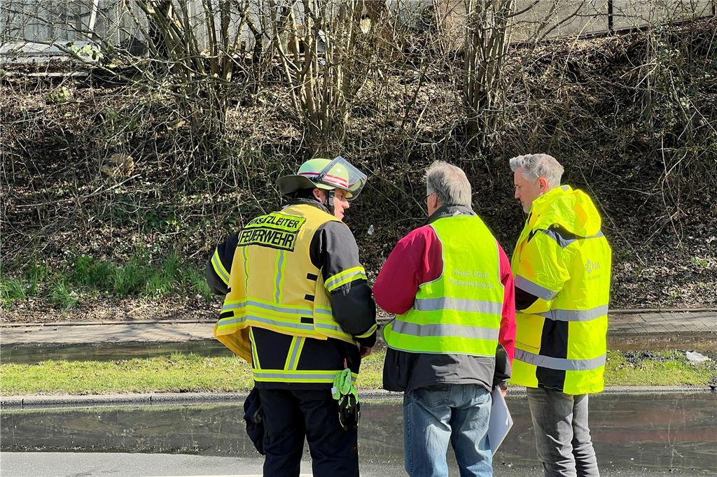 Der Einsatzleiter der Feuerwehr Unna bespricht sich mit den Verantwortlichen des Kreis Unna.