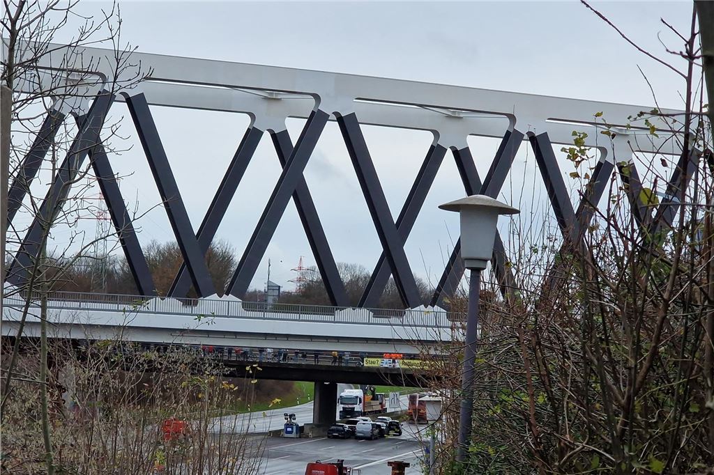 2.000 Tonnen auf Rädern, A1 gesperrt: Liveblog vom spektakulären Brückenbau in Unna A1-Eisenbahnbrücke in Unna: Am Samstag (7.12.) wird die neue Brücke in ihre Endposition geschoben.